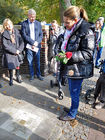 Hausleiterin Marion Ritter legt eine Rose nieder