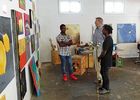 Abubacar und Mamadou prsentieren ihre Bilder
