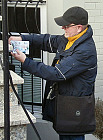 Wolfgang U. verteilt Flyer